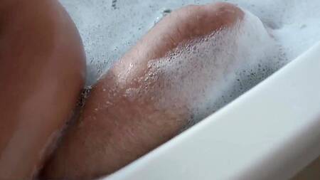 Сочная жена принимает ванну вместе с мужем и трахается с ним