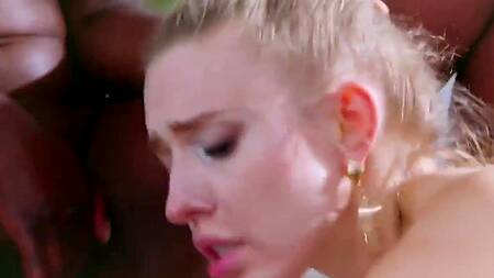 Лысая негритянка занимается сексом с белой супружеской парой