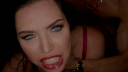 Уверенная в себе милфа пикапит молодого парня и ведет его к себе