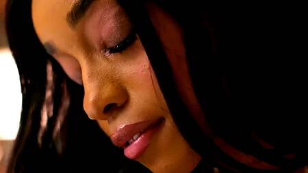 Красивая негритянка с натуральными сиськами отдается белому в попку