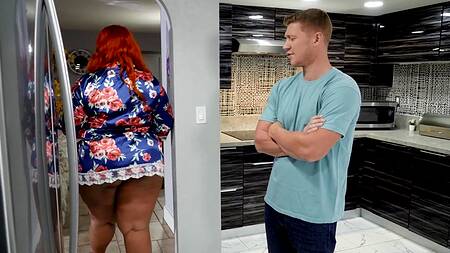 Белый парень хочет, чтобы черная толстуха села ему на лицо