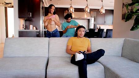 Присоединяется к девушке друга в душе и трахает её