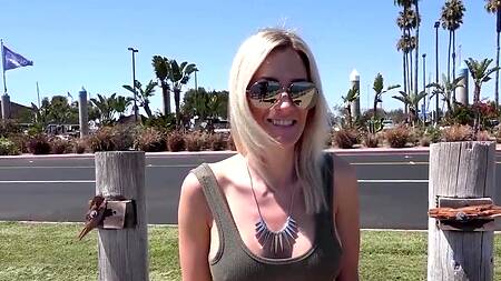 Мужик на набережной снимает за деньги горячую милфу