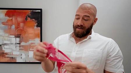 Массажист засовывает пальцы в пизду клиентки и жарко её ебет