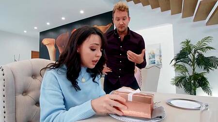 Парень дарит любимой вибратор и ебет её в ресторане