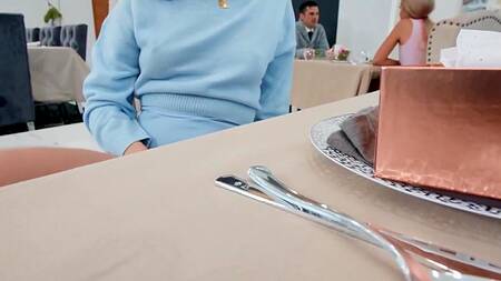 Парень дарит любимой вибратор и ебет её в ресторане