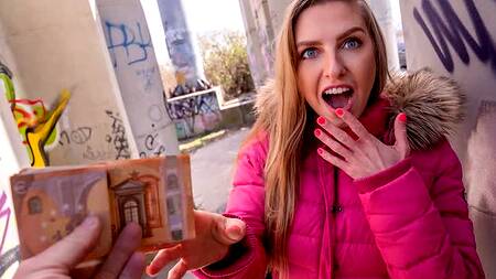 Девка в розовой куртке ебется с незнакомцем за деньги