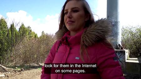 Девка в розовой куртке ебется с незнакомцем за деньги