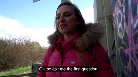 Девка в розовой куртке ебется с незнакомцем за деньги