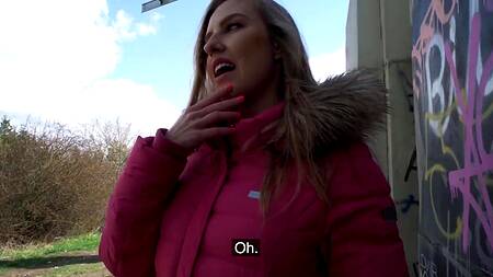 Девка в розовой куртке ебется с незнакомцем за деньги