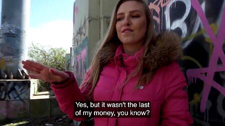 Девка в розовой куртке ебется с незнакомцем за деньги