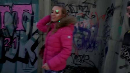 Девка в розовой куртке ебется с незнакомцем за деньги