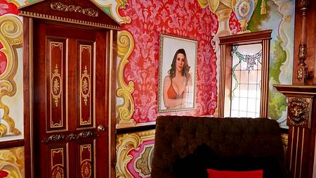 Две жаркие бестии ебутся с развратными горничными