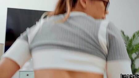 Миленькая азиатка Lulu Chu в очках не может отказаться от секса