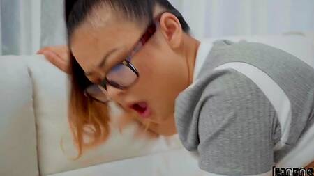 Миленькая азиатка Lulu Chu в очках не может отказаться от секса