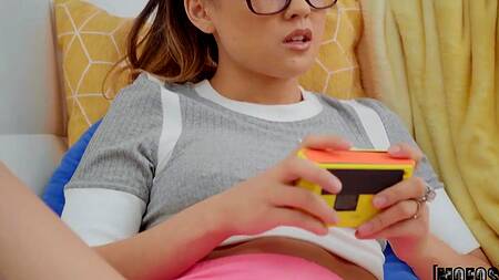 Миленькая азиатка Lulu Chu в очках не может отказаться от секса