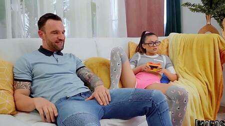 Миленькая азиатка Lulu Chu в очках не может отказаться от секса