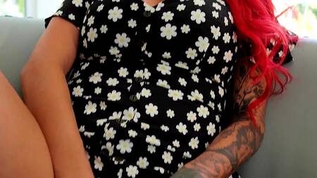 Лысый парень отодвигает трусы рыжей бестии и лижет её письку