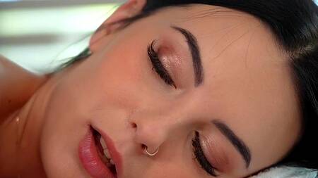 Массажиста фетишиста возбуждают красивые ноги клиентки