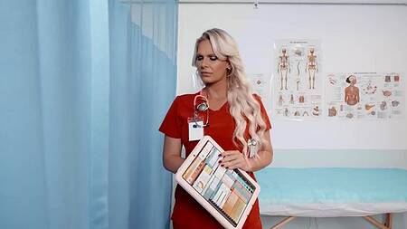 Медсестра моет пациентку и засовывает пальцы ног в её пизду