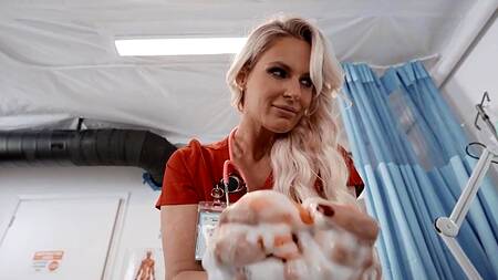 Медсестра моет пациентку и засовывает пальцы ног в её пизду