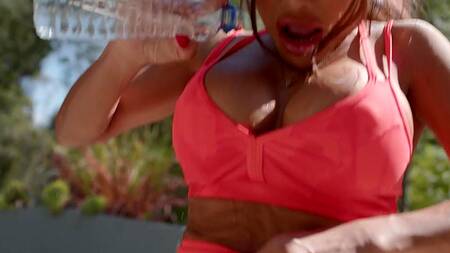 Спортивная азиатка соблазняет соседа на жаркую еблю