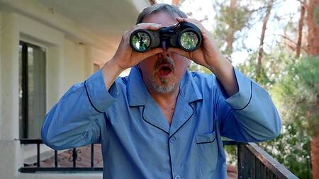 Мужик развлекается с натуралистичной куклой, трахая её