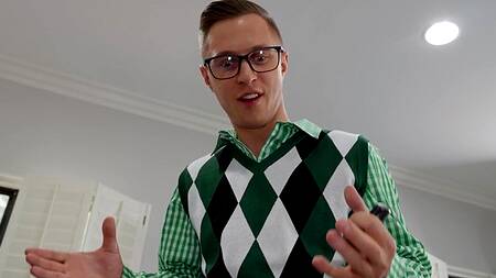 Мужик развлекается с натуралистичной куклой, трахая её