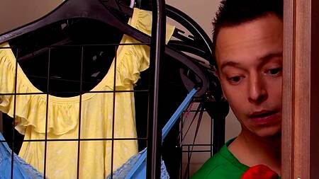 Пацан крадет трусы мачехи и трахает её на кровати