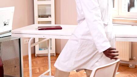 Медсестра снимает халат и соблазняет на анал черного доктора