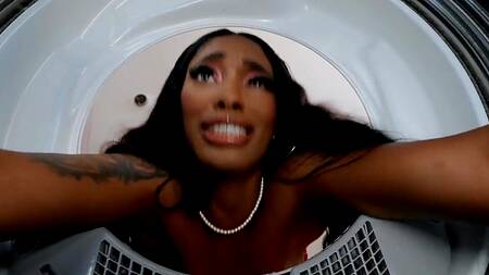 Негритянка застряла в стиральной машине, но трахнул её брат парня