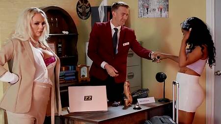 Ночной портье в пустом номере развлекается с двумя красотками