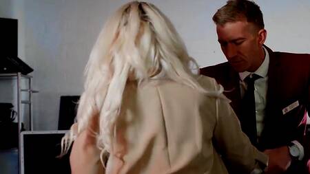 Ночной портье в пустом номере развлекается с двумя красотками