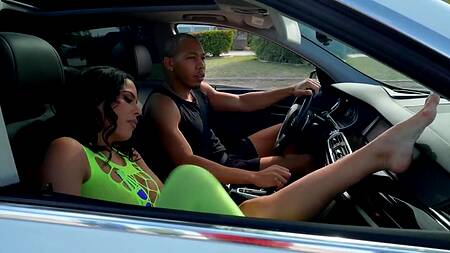 Латинка катается на роликах в белье и соблазняет негра на анал