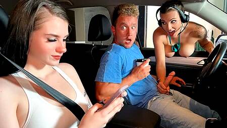 Красотка работает в кофейне и занимается сексом с гостем