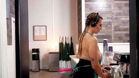 Красотка работает в кофейне и занимается сексом с гостем