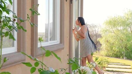 Две сочные подруги по очереди скачут на члене парня