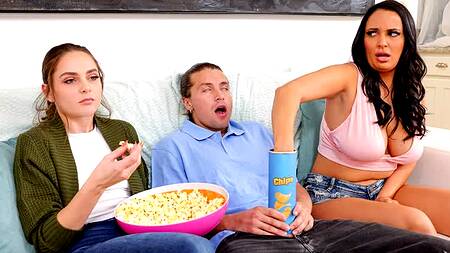 Мамка находит член в пачке чипсов и трахается с парнем
