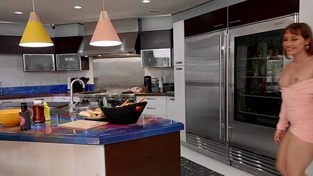 Мужик на барбекю трахает в упругую попку жаркую жену друга