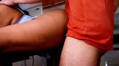 Миниатюрная негритянка трахается с подругой и белым парнем