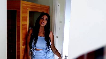 Миниатюрная негритянка трахается с подругой и белым парнем