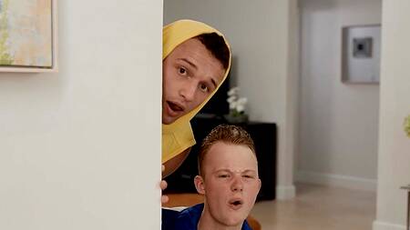 Парню очень повезло, он трахает блондинку и брюнетку