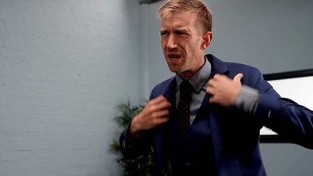 Мужик на работе трахает жену начальника в очках