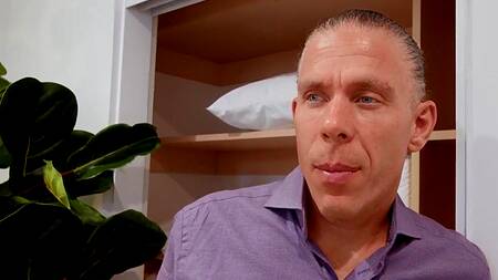 Трахает сочную негритянку в душе и возле спящей жены