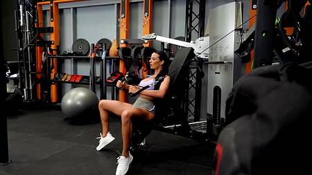 Тренерша лесбиянка лижет киску телки в спортзале