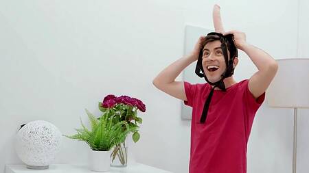 Пацан со страпоном на голове трахает рыжую телку в обе дырки