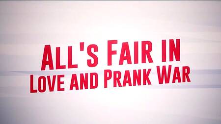 Нюхает трусики загорелой подруги и трахает её