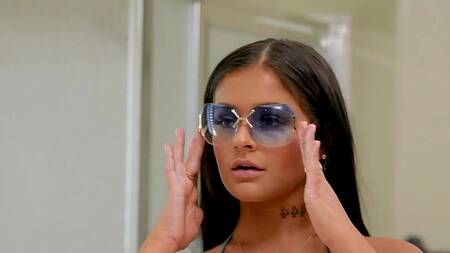 Нюхает трусики загорелой подруги и трахает её