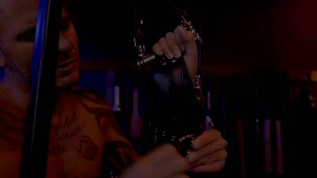 Красотка в клетке напрашивается на жесткий анал