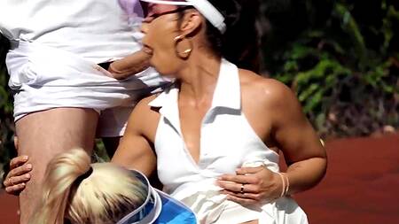 Тренер по теннису трахает двух красивых милф на поле